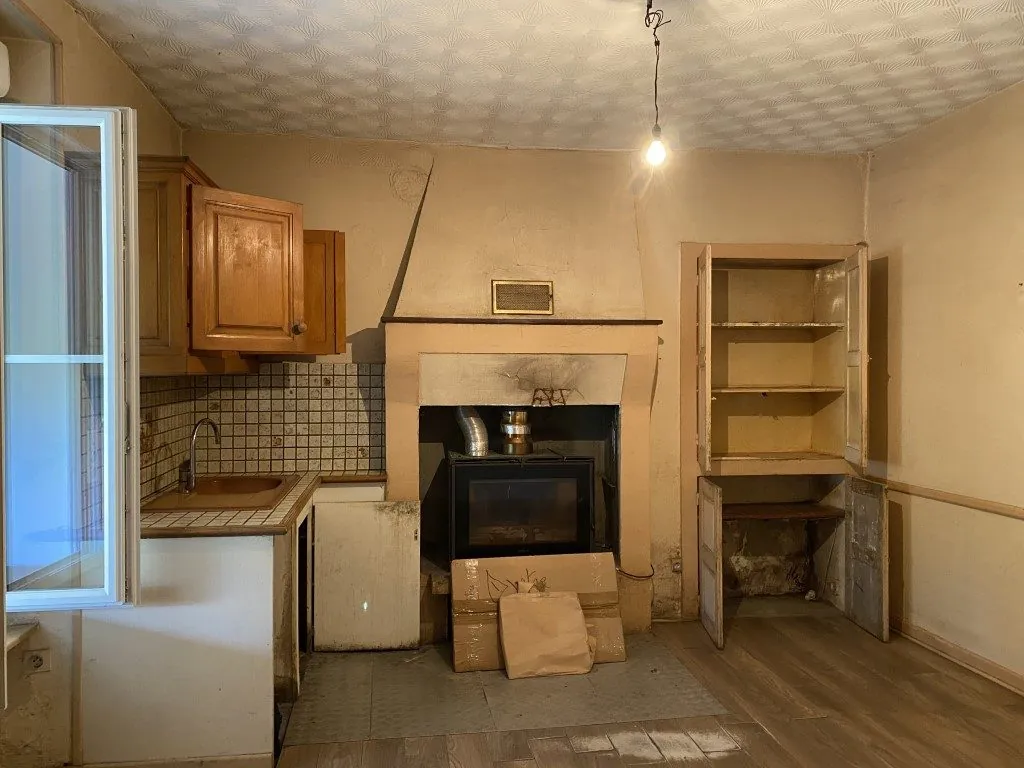 Ensemble immobilier en pierre à rénover avec maison, granges, terrain à Neuvic-Entier (87) 