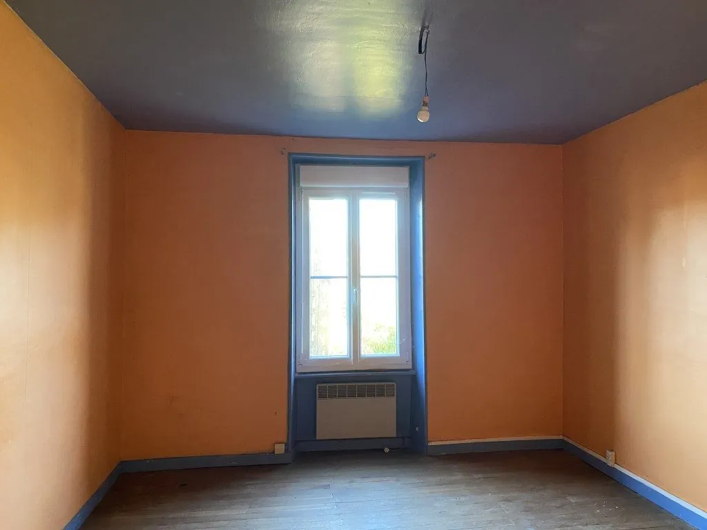 Ensemble immobilier en pierre à rénover avec maison, granges, terrain à Neuvic-Entier (87) 