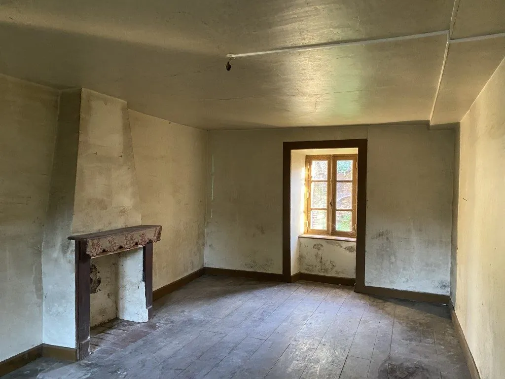 Ensemble immobilier en pierre à rénover avec maison, granges, terrain à Neuvic-Entier (87) 