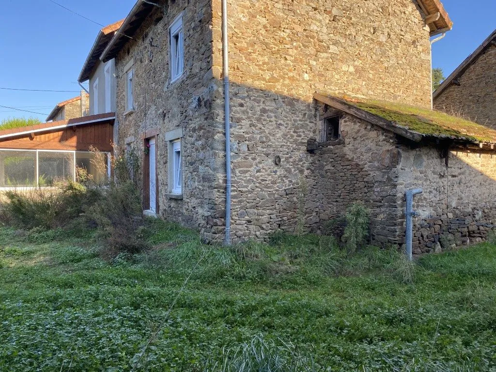 Ensemble immobilier en pierre à rénover avec maison, granges, terrain à Neuvic-Entier (87) 