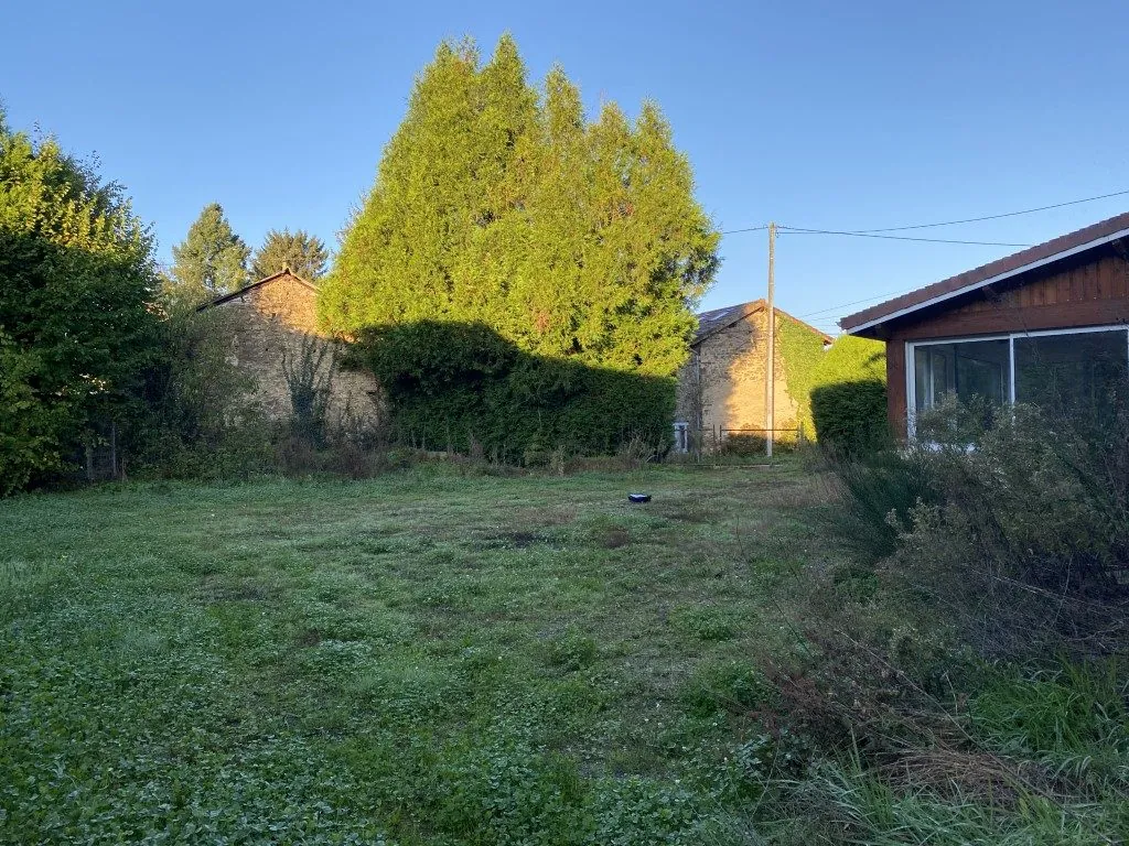 Ensemble immobilier en pierre à rénover avec maison, granges, terrain à Neuvic-Entier (87) 
