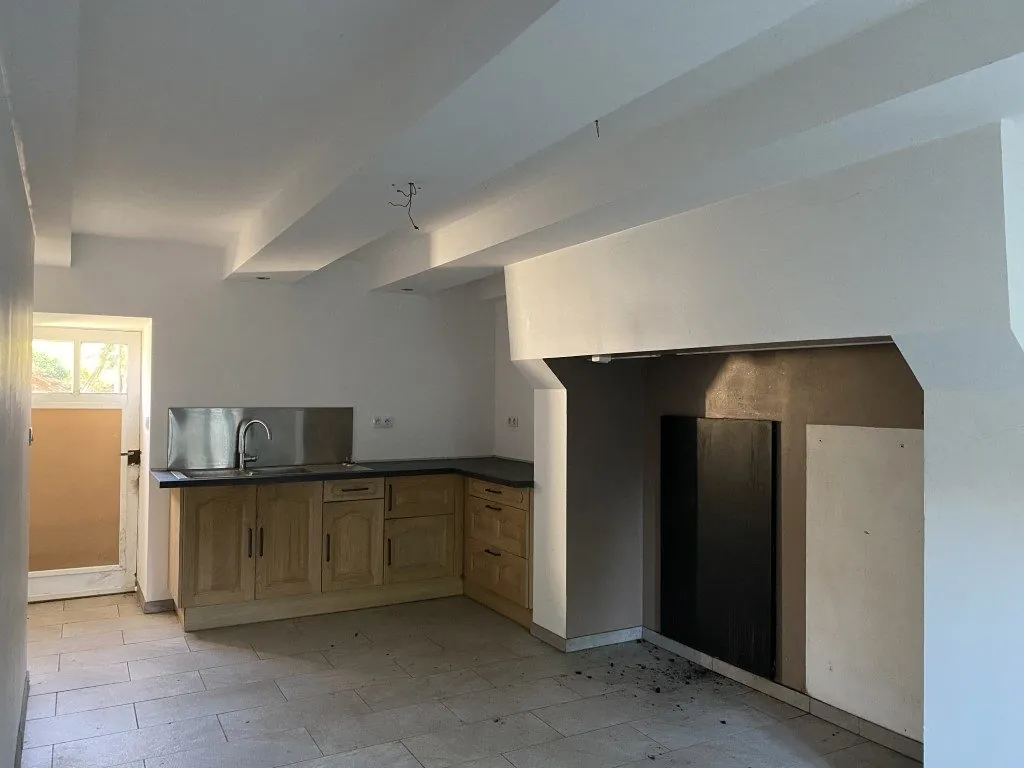 Ensemble immobilier en pierre à rénover avec maison, granges, terrain à Neuvic-Entier (87) 