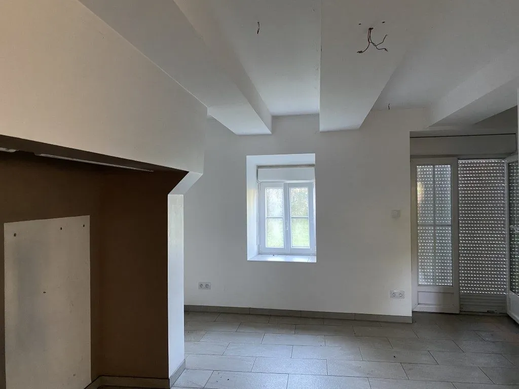 Ensemble immobilier en pierre à rénover avec maison, granges, terrain à Neuvic-Entier (87) 