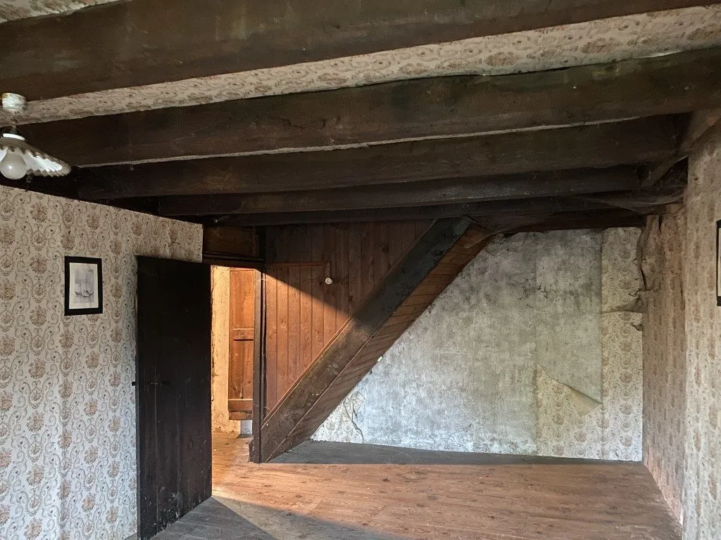 Ensemble immobilier en pierre à rénover avec maison, granges, terrain à Neuvic-Entier (87) 