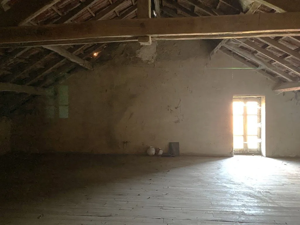 Ensemble immobilier en pierre à rénover avec maison, granges, terrain à Neuvic-Entier (87) 