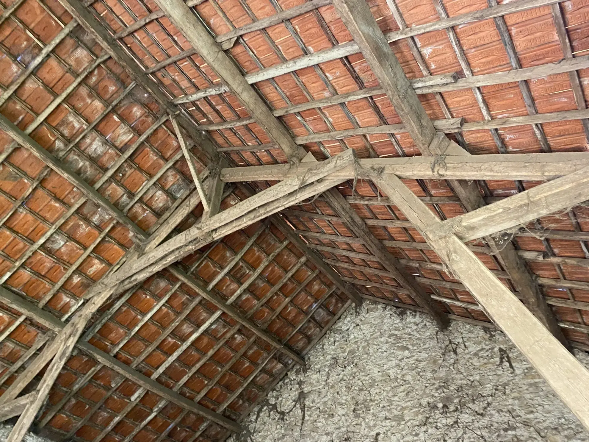 Ensemble immobilier en pierre à rénover avec maison, granges, terrain à Neuvic-Entier (87) 