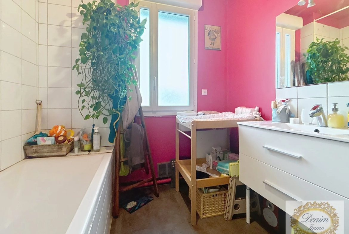 Appartement T3 lumineux de 85 m² avec terrasse et parking à Nîmes 