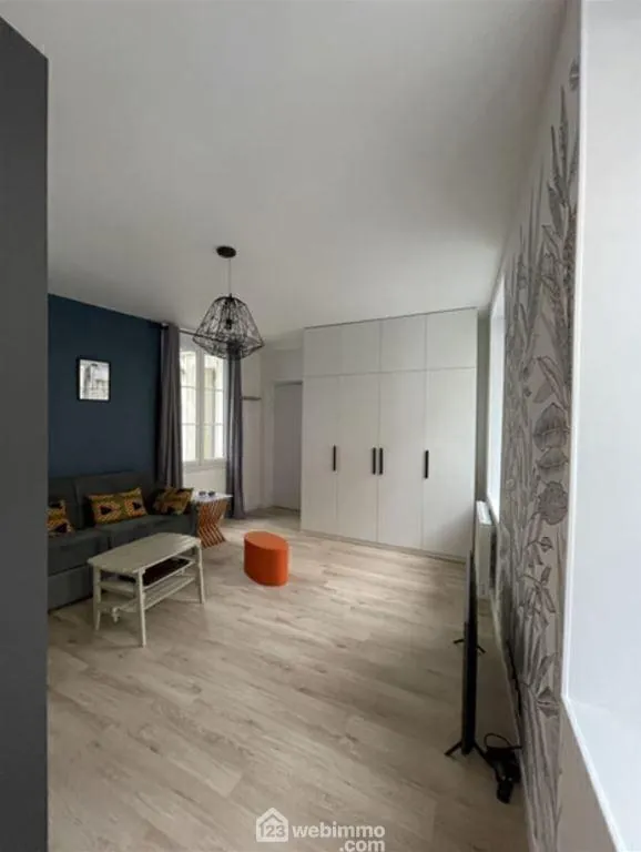 Appartement rénové de 22,9 m² à Fontainebleau proche du Château 