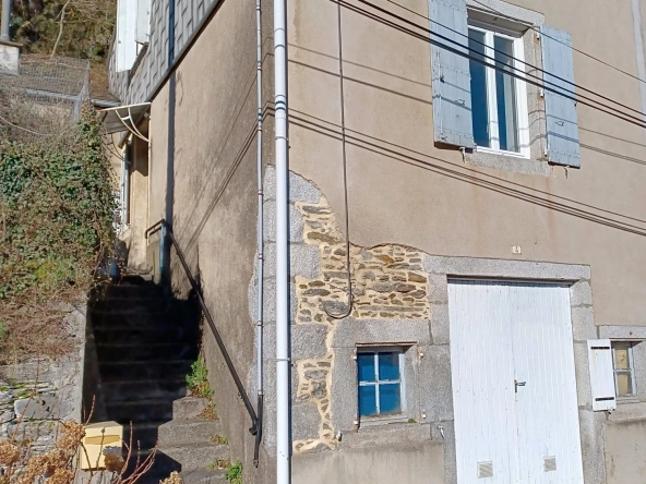 Charmante maison de 78 m² à Vabre avec garage et terrain, à rénover dans un cadre naturel