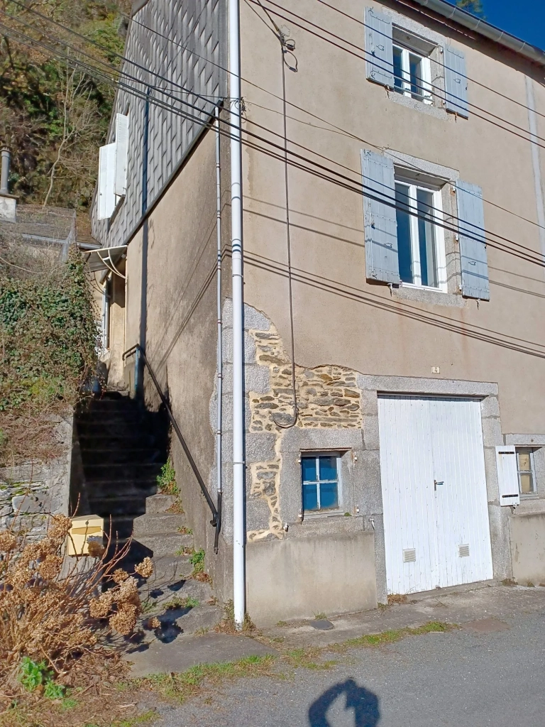 Charmante maison de 78 m² à Vabre avec garage et terrain, à rénover dans un cadre naturel