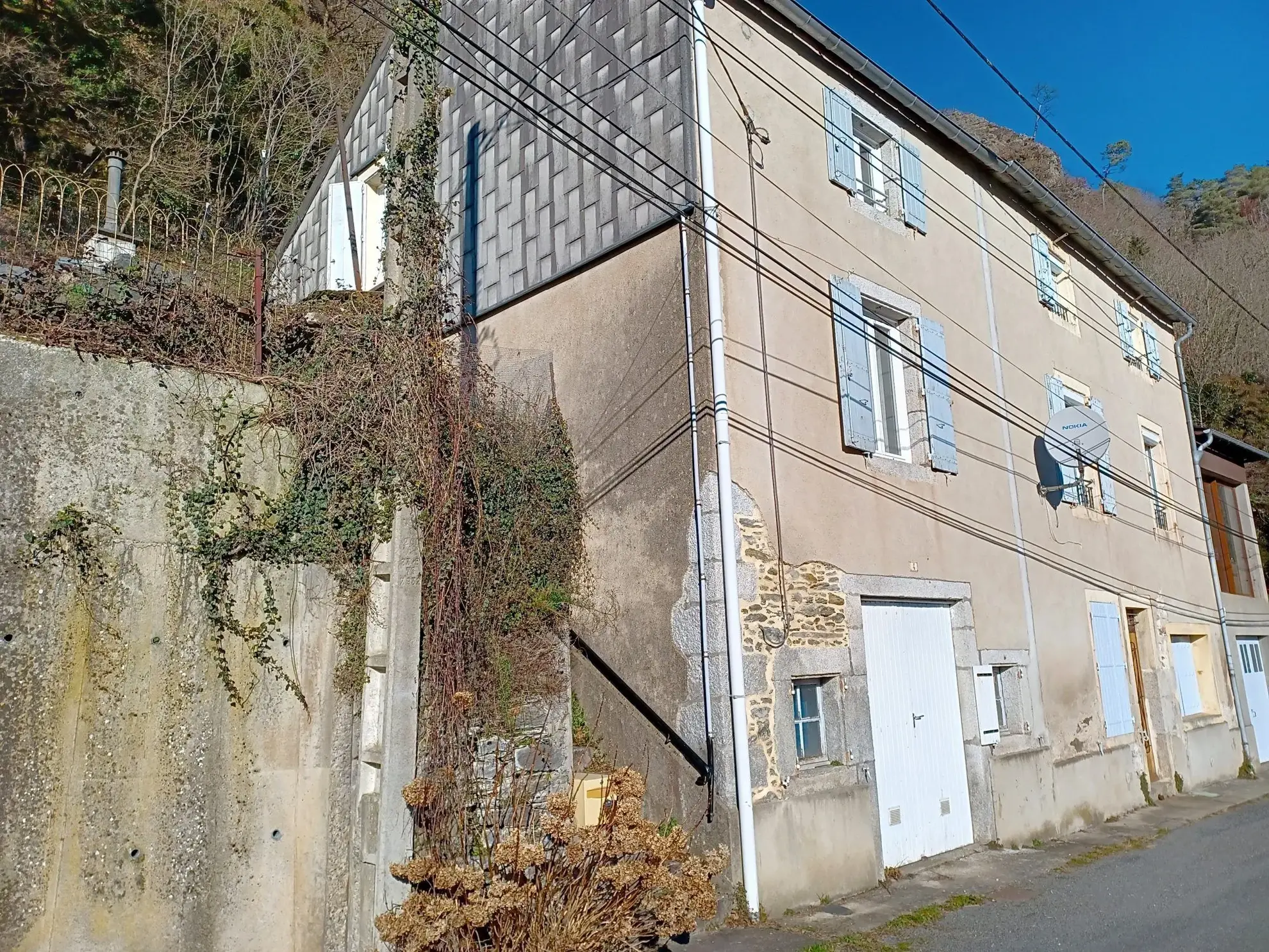 Charmante maison de 78 m² à Vabre avec garage et terrain, à rénover dans un cadre naturel 