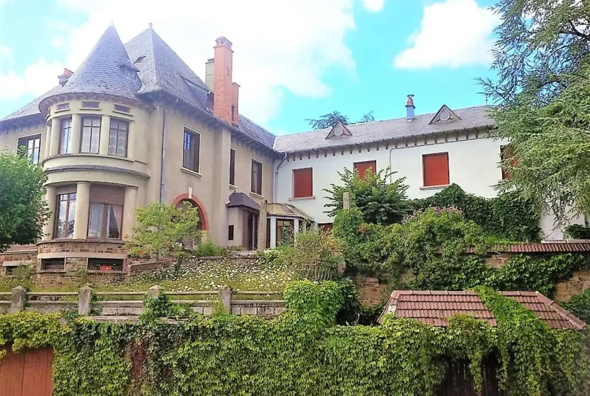 Maison bourgeoise avec dépendances à Naucelle près d'Albi, idéale pour projet touristique ou résidence 