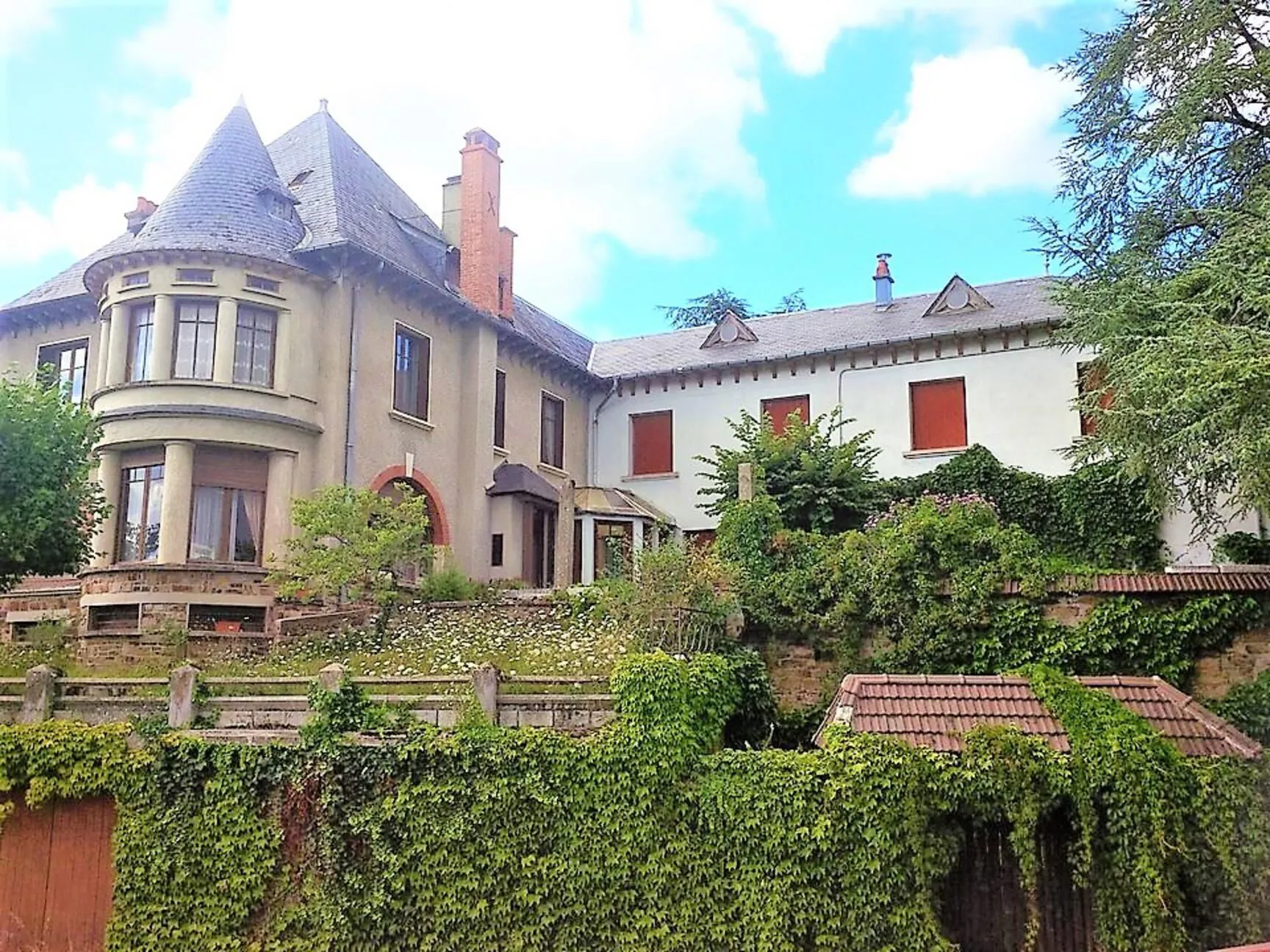 Maison bourgeoise avec dépendances à Naucelle près d'Albi, idéale pour projet touristique ou résidence 