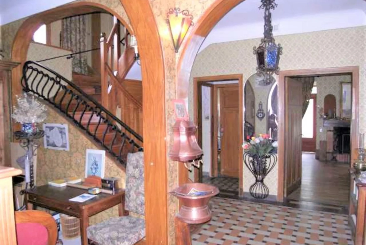 Maison bourgeoise avec dépendances à Naucelle près d'Albi, idéale pour projet touristique ou résidence 