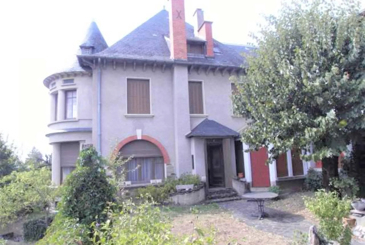 Maison bourgeoise avec dépendances à Naucelle près d'Albi, idéale pour projet touristique ou résidence 