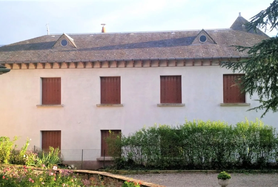 Maison bourgeoise avec dépendances à Naucelle près d'Albi, idéale pour projet touristique ou résidence 
