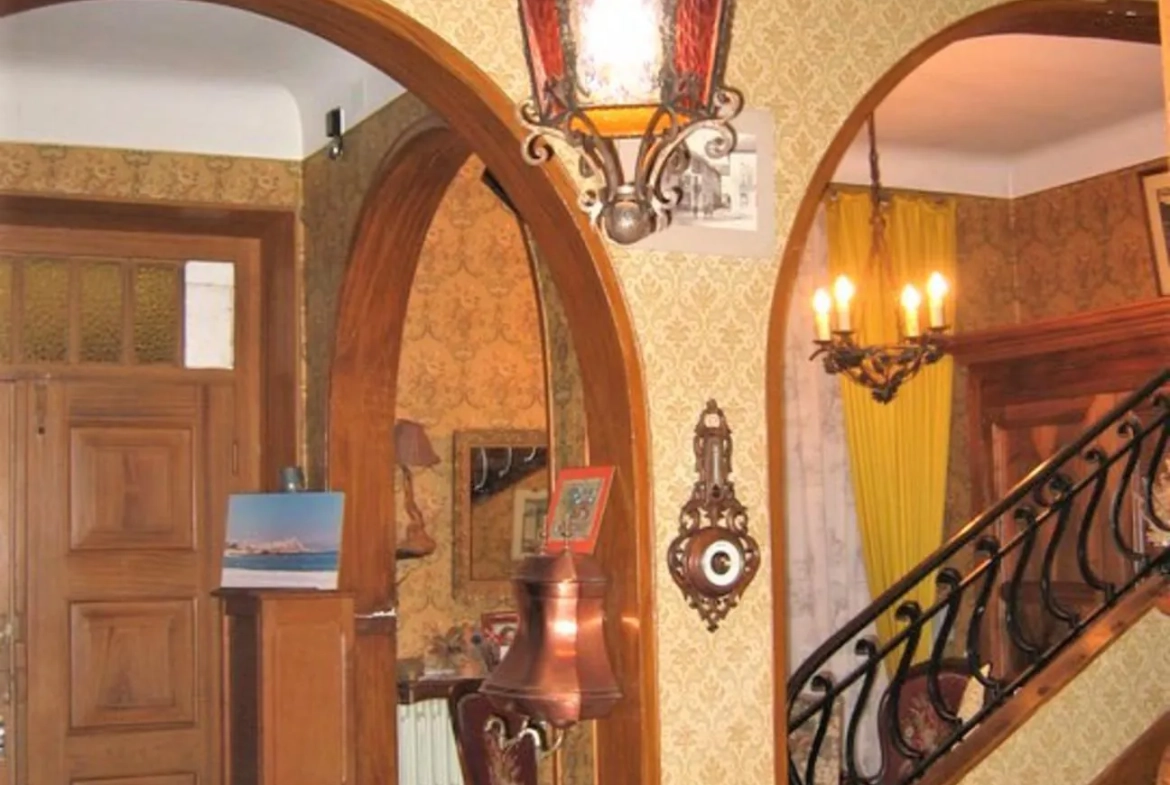Maison bourgeoise avec dépendances à Naucelle près d'Albi, idéale pour projet touristique ou résidence 