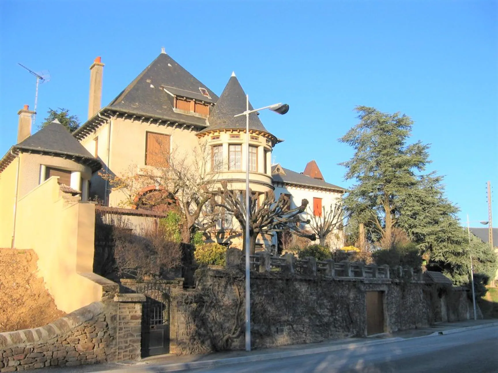Maison bourgeoise avec dépendances à Naucelle près d'Albi, idéale pour projet touristique ou résidence 