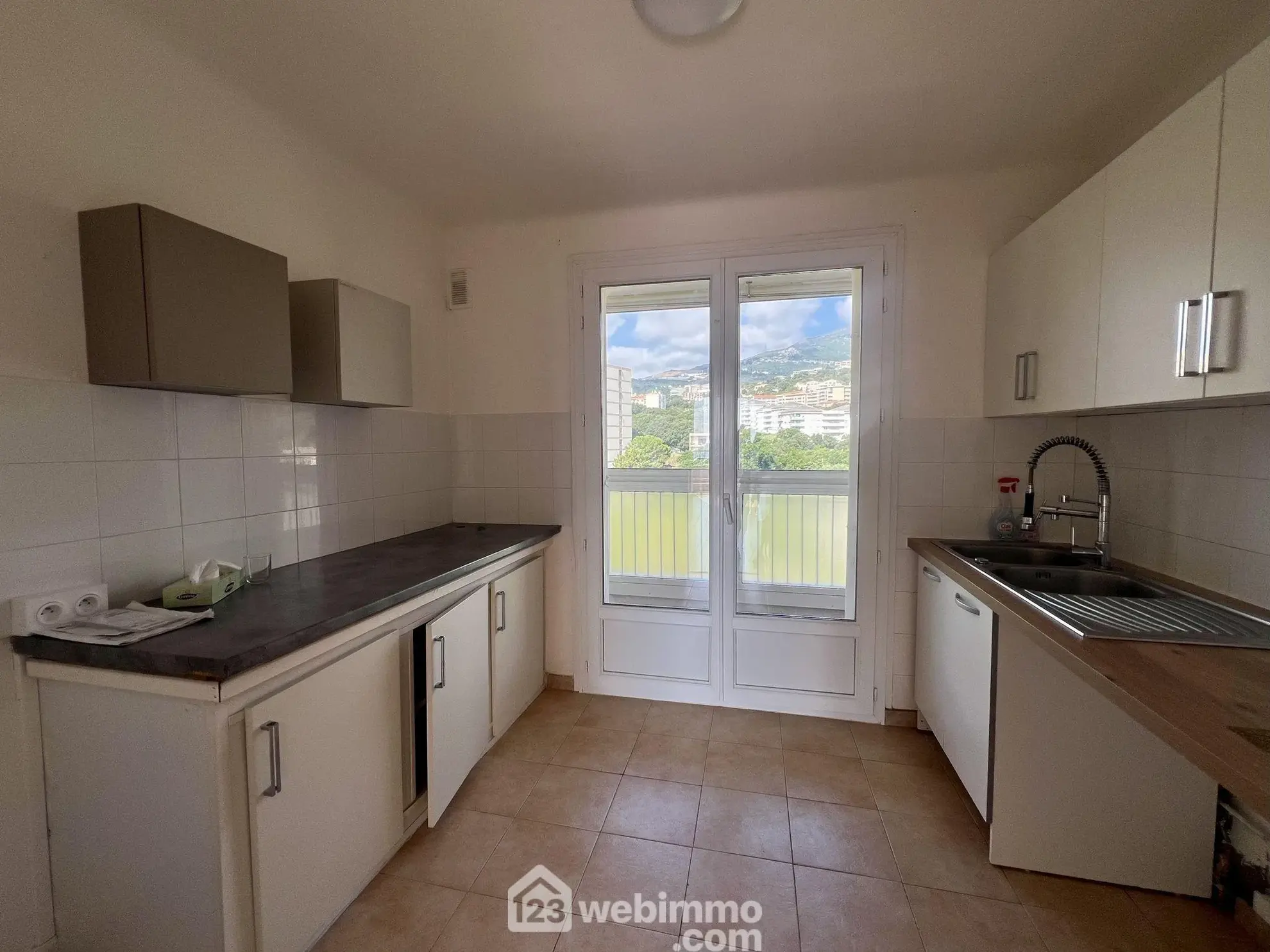 Appartement T3 de 61 m² avec vue mer à Bastia - Dernier étage avec ascenseur 