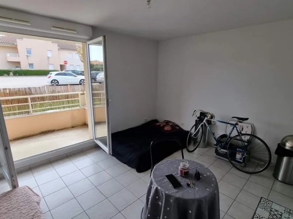 Studio de 25 m² à Villerest avec balcon, parking privé, résidence sécurisée