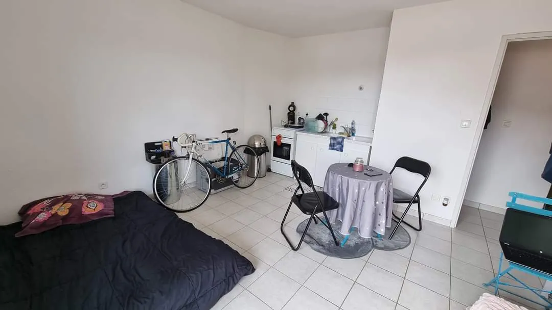 Studio de 25 m² à Villerest avec balcon, parking privé, résidence sécurisée 