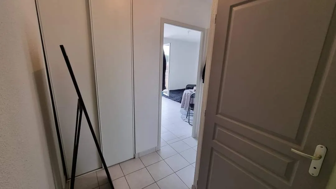 Studio de 25 m² à Villerest avec balcon, parking privé, résidence sécurisée 