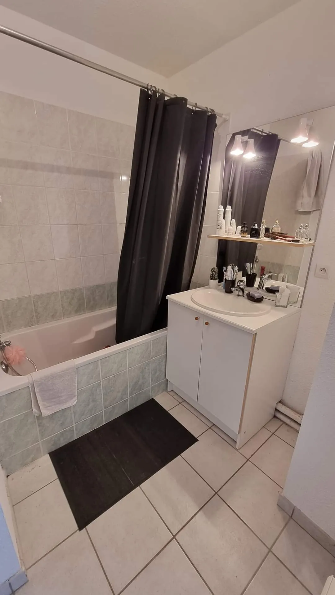 Studio de 25 m² à Villerest avec balcon, parking privé, résidence sécurisée 