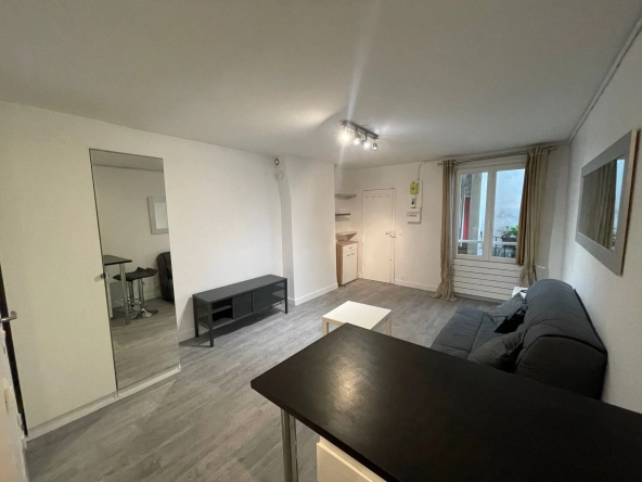 Studio meublé avec cave à vendre à Paris, idéal investissement ou pied-à-terre