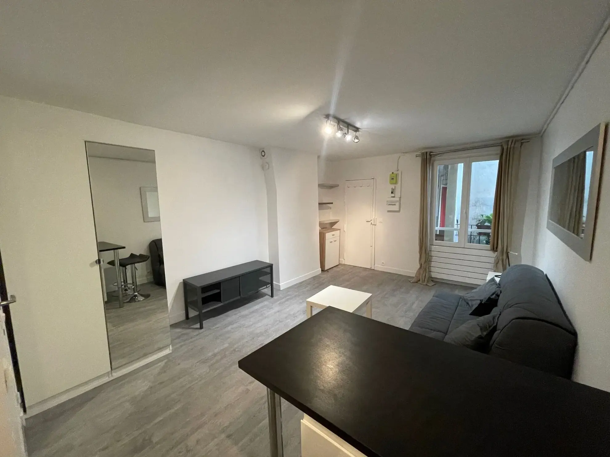 Studio meublé avec cave à vendre à Paris, idéal investissement ou pied-à-terre 