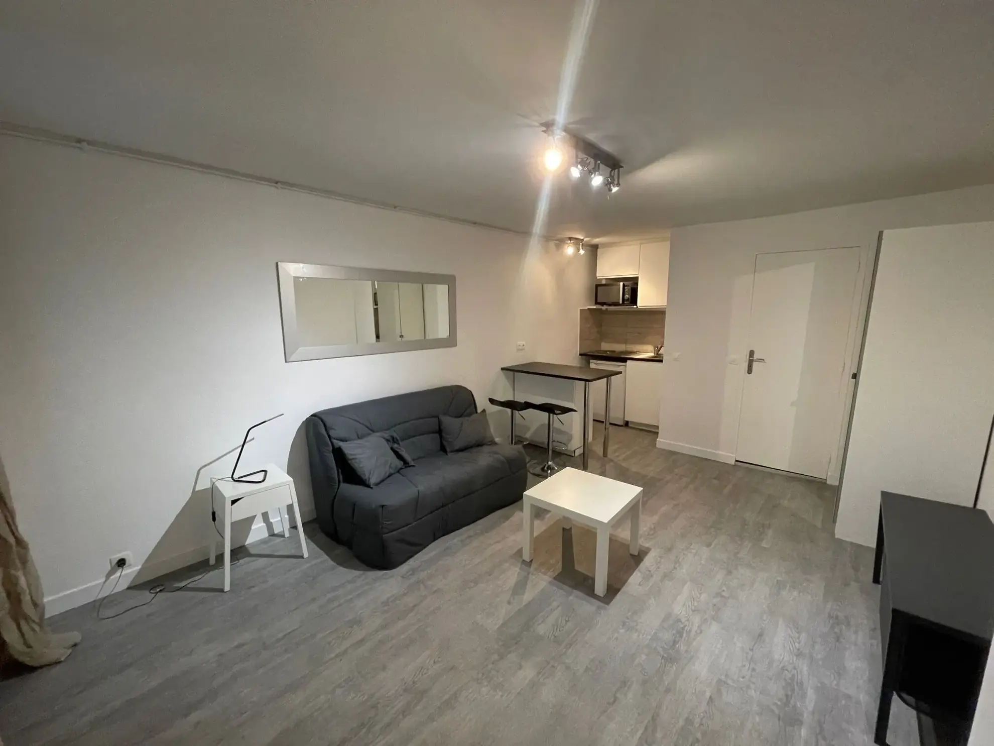 Studio meublé avec cave à vendre à Paris, idéal investissement ou pied-à-terre 