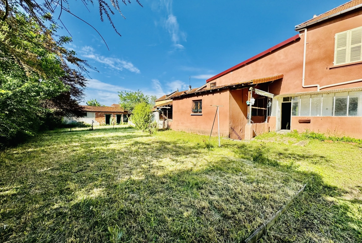 Maison de village à rénover avec grand terrain et garage à Mably 