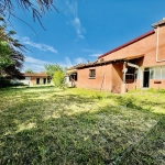 Maison de village à rénover avec grand terrain et garage à Mably
