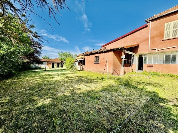 Maison de village à rénover avec grand terrain et garage à Mably