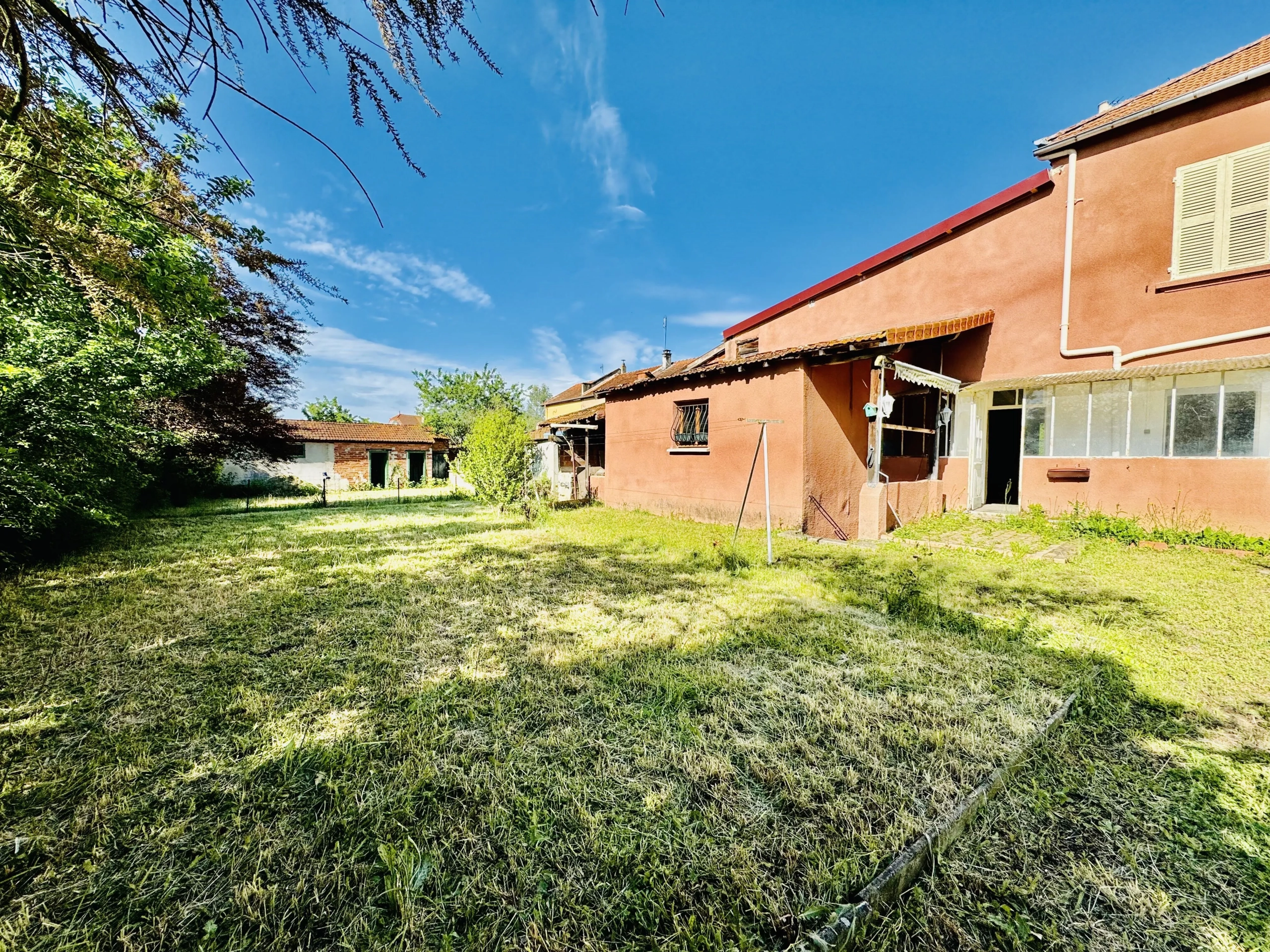 Maison de village à rénover avec grand terrain et garage à Mably 