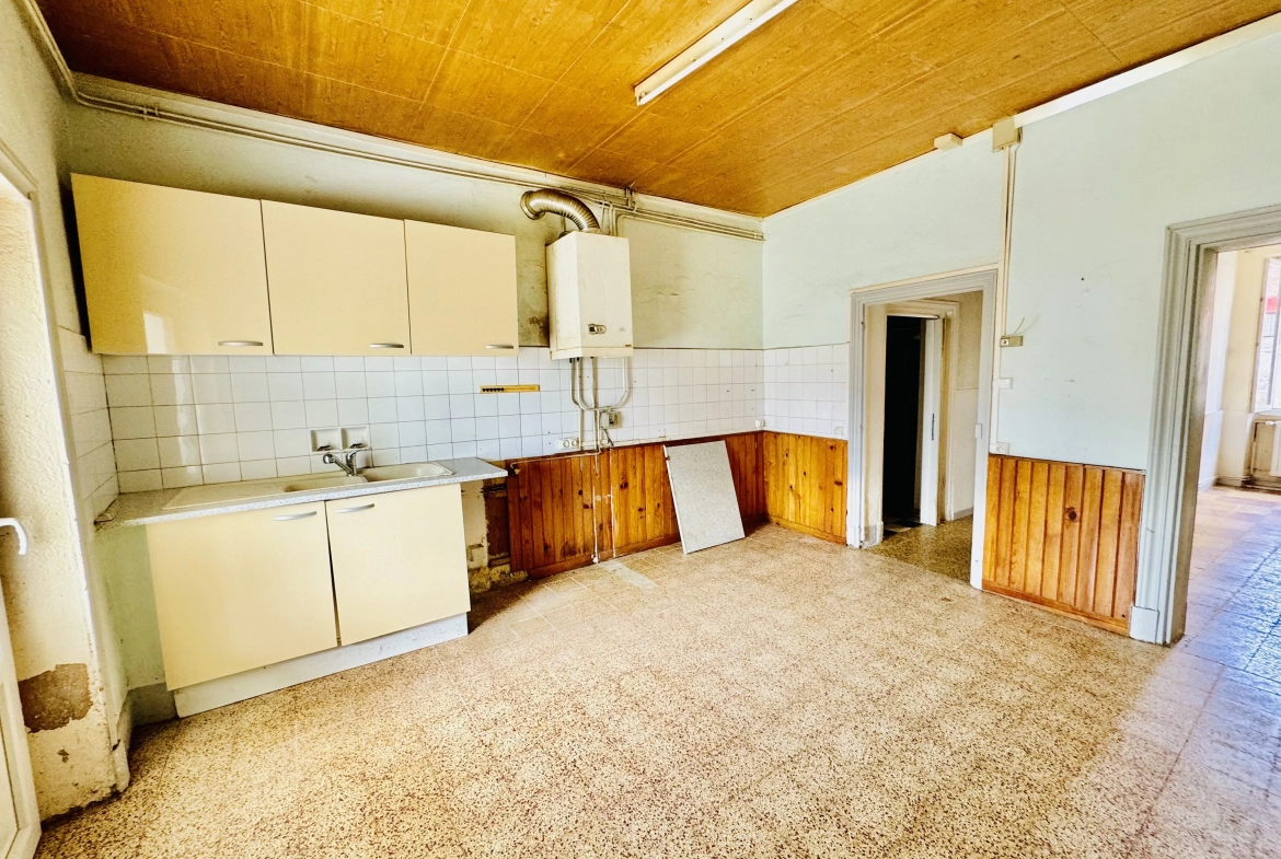 Maison de village à rénover avec grand terrain et garage à Mably 