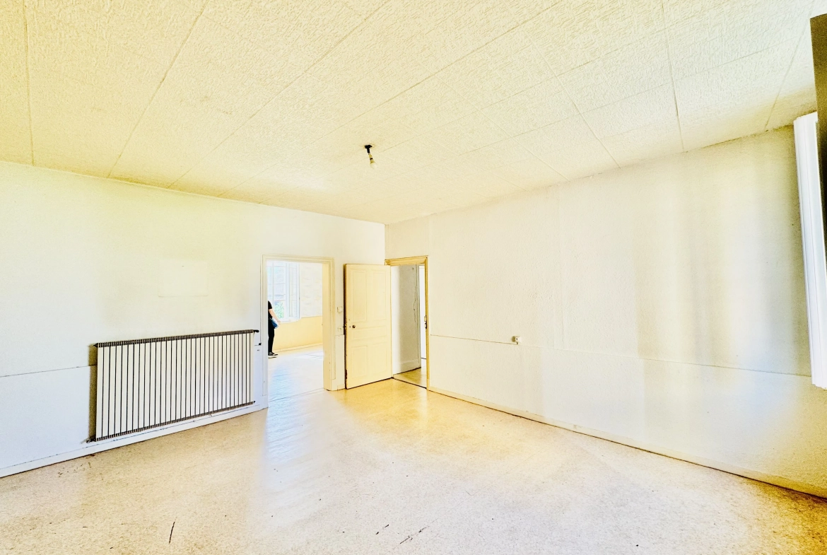 Maison de village à rénover avec grand terrain et garage à Mably 
