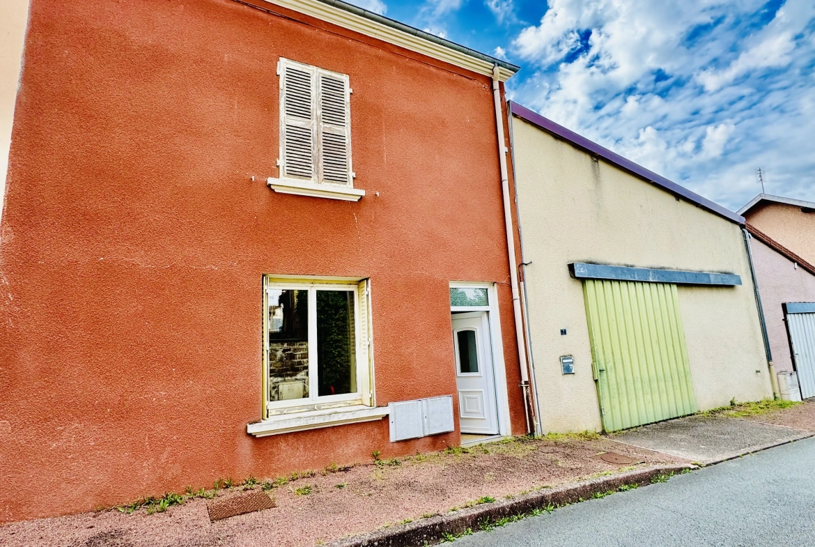 Maison de village à rénover avec grand terrain et garage à Mably 
