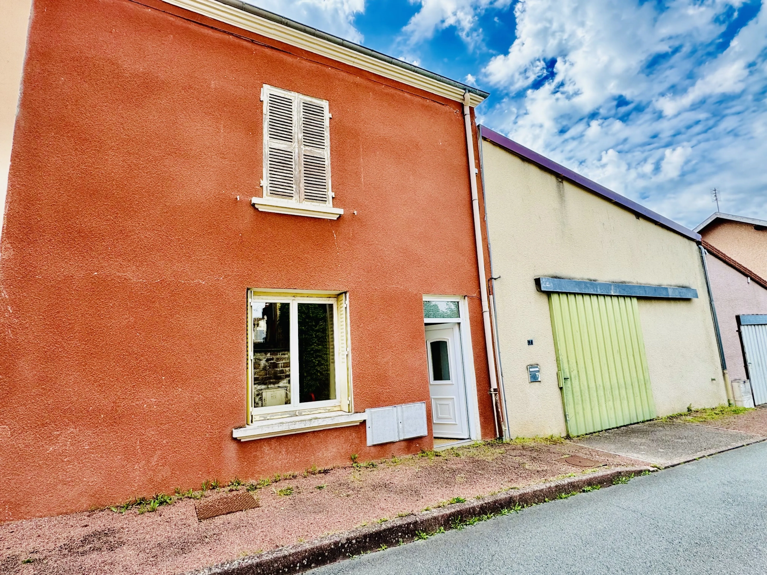 Maison de village à rénover avec grand terrain et garage à Mably 