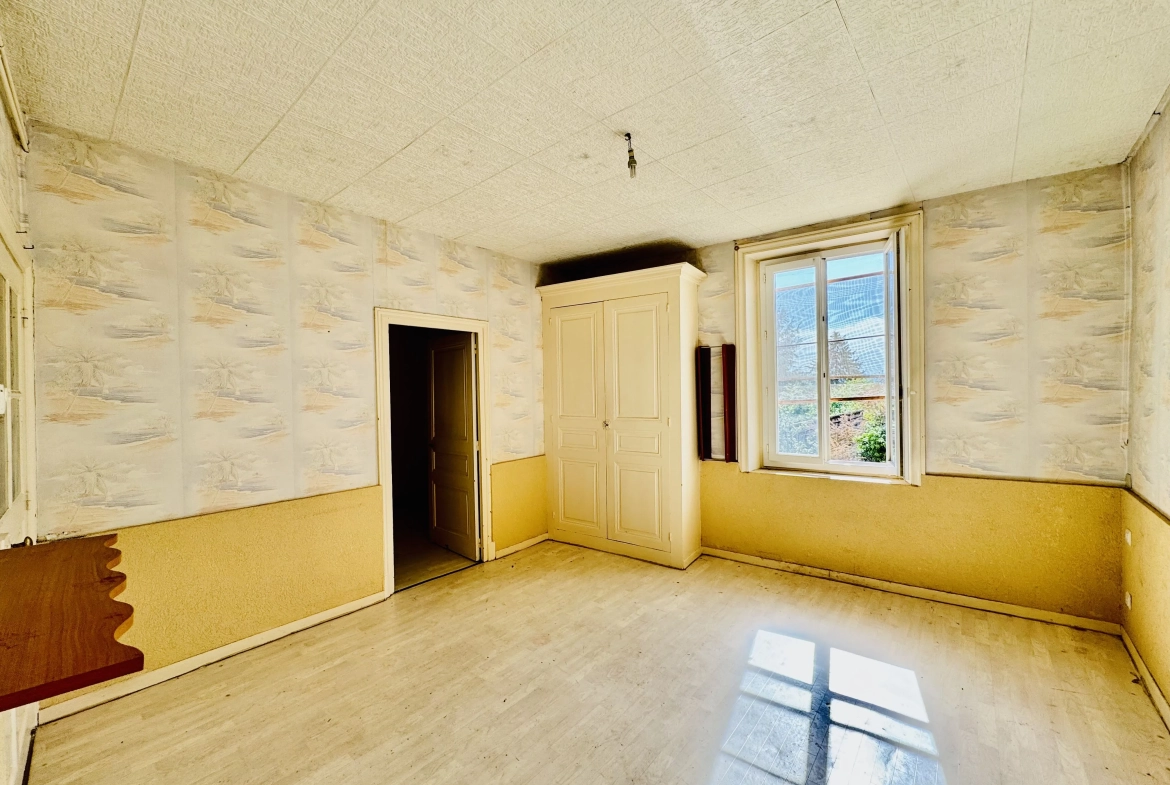 Maison de village à rénover avec grand terrain et garage à Mably 