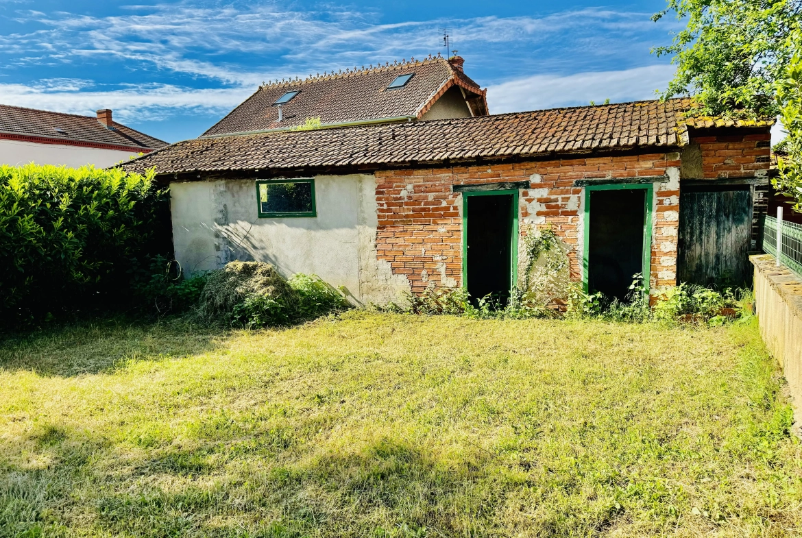 Maison de village à rénover avec grand terrain et garage à Mably 