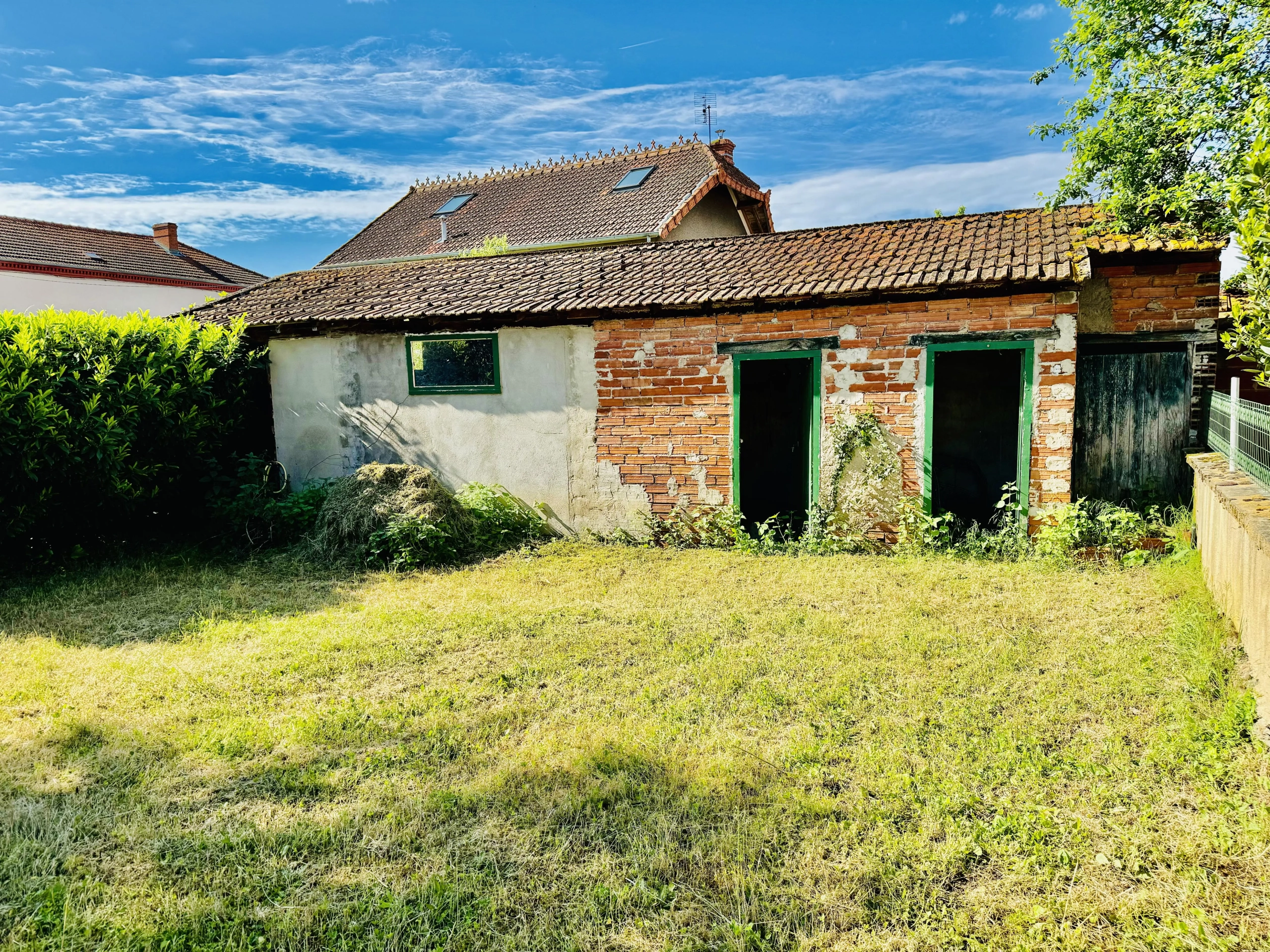 Maison de village à rénover avec grand terrain et garage à Mably 
