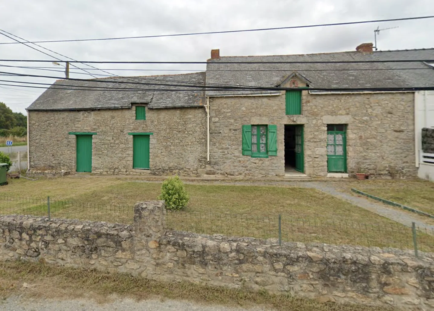 Maison en pierre à rénover à Saint André des Eaux - 575 m² de terrain, proche du village 
