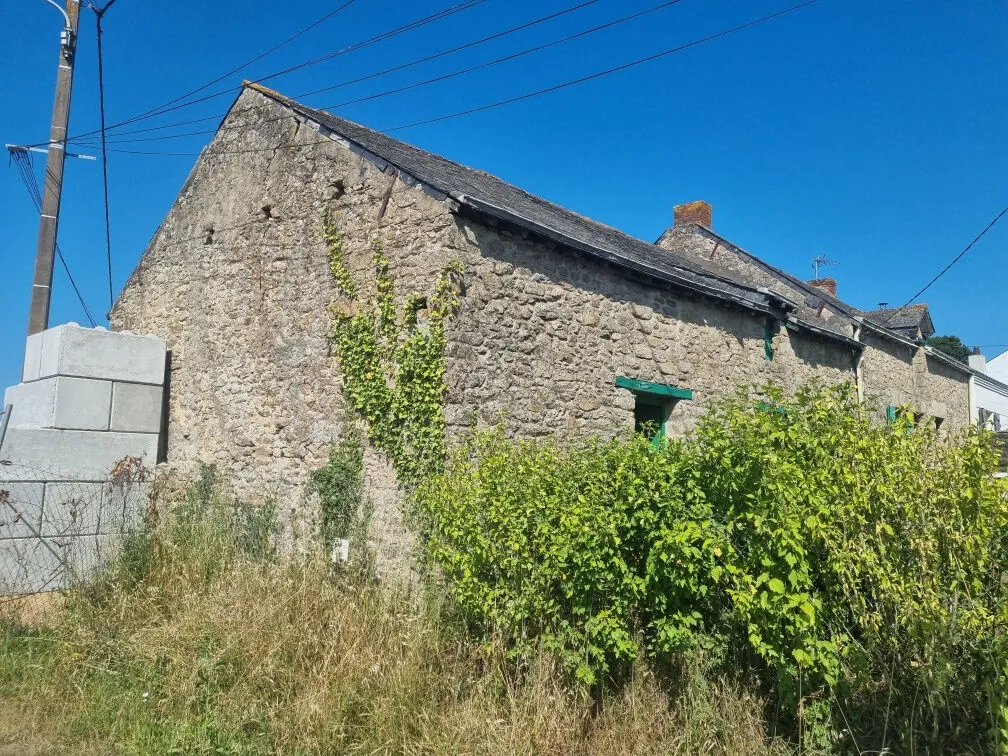 Maison en pierre à rénover à Saint André des Eaux - 575 m² de terrain, proche du village 