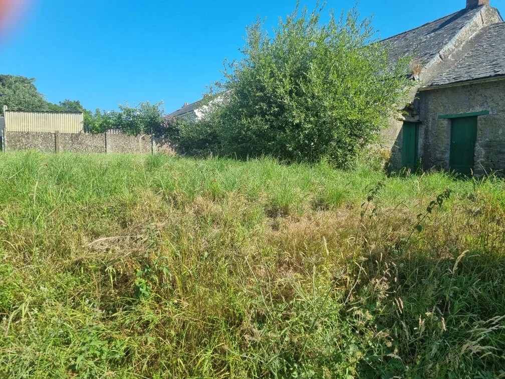Maison en pierre à rénover à Saint André des Eaux - 575 m² de terrain, proche du village 