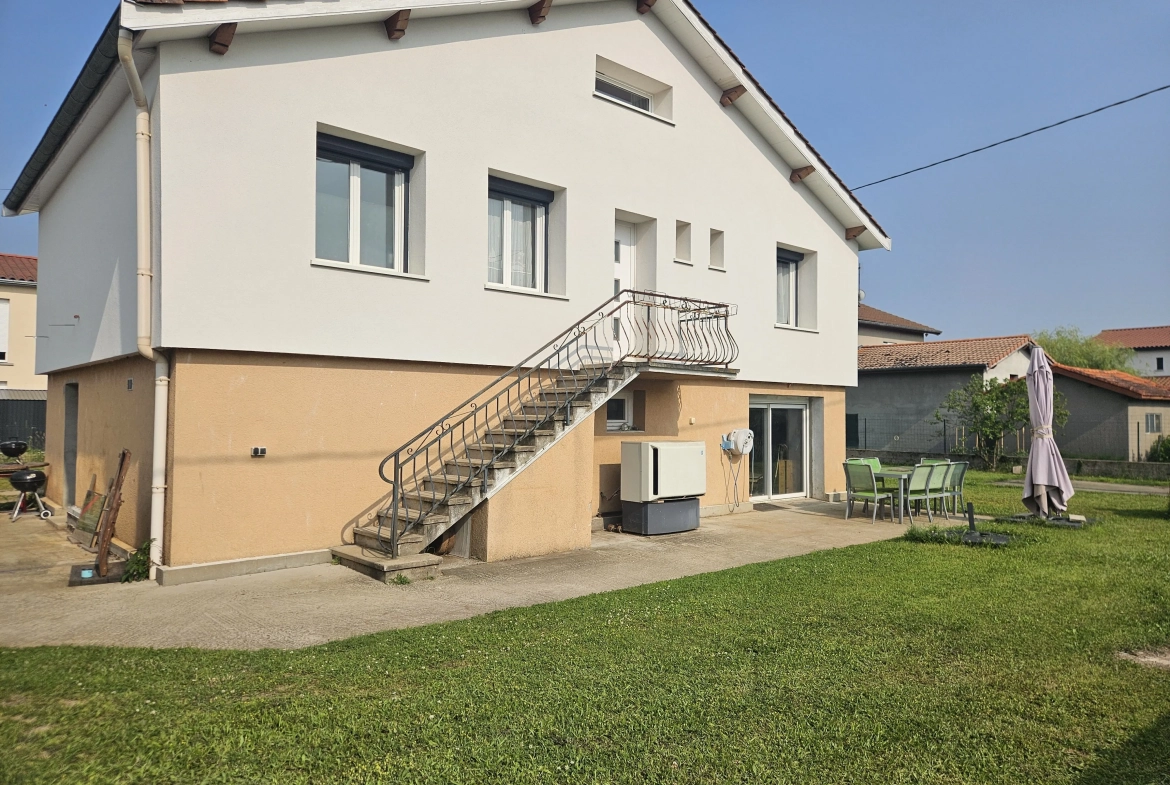 Maison rénovée de 105 m² avec grand terrain à Civens, proche Feurs 