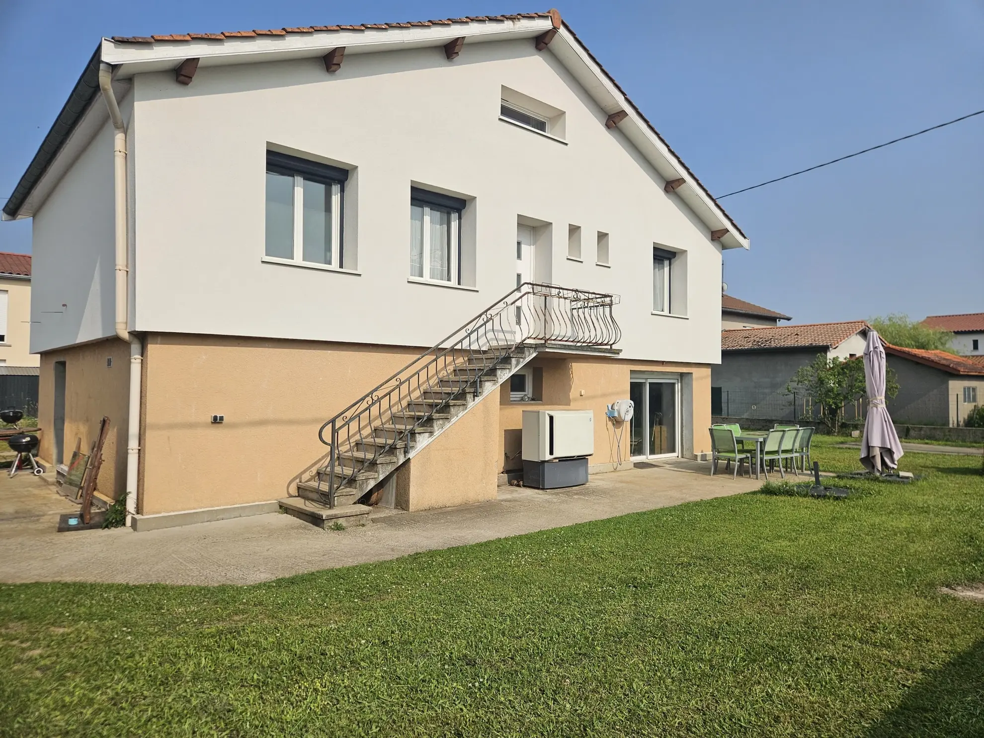 Maison rénovée de 105 m² avec grand terrain à Civens, proche Feurs 