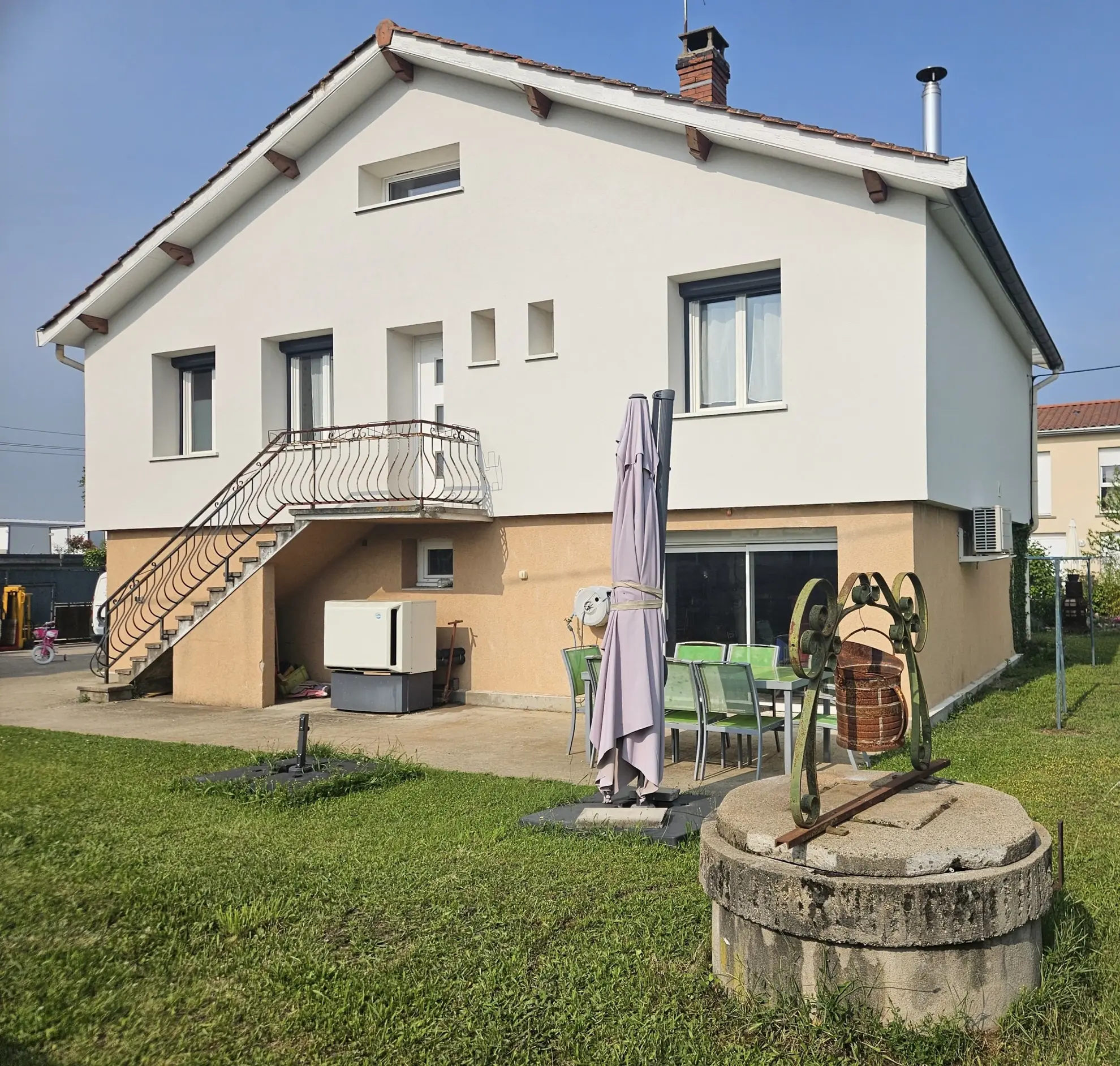 Maison rénovée de 105 m² avec grand terrain à Civens, proche Feurs 