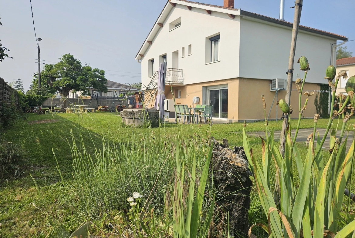 Maison rénovée de 105 m² avec grand terrain à Civens, proche Feurs 
