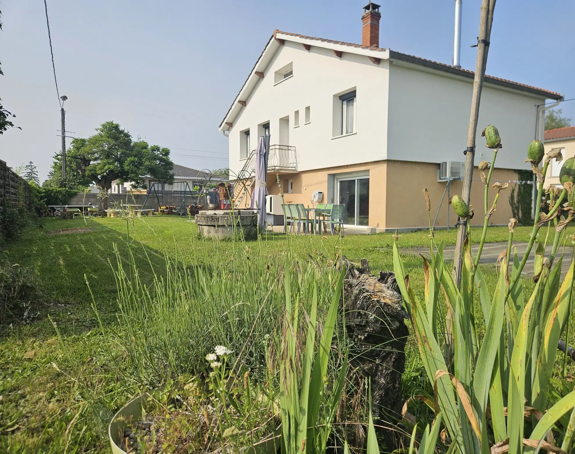 Maison rénovée de 105 m² avec grand terrain à Civens, proche Feurs 