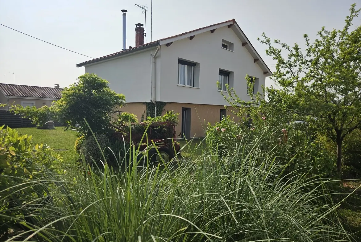 Maison rénovée de 105 m² avec grand terrain à Civens, proche Feurs 